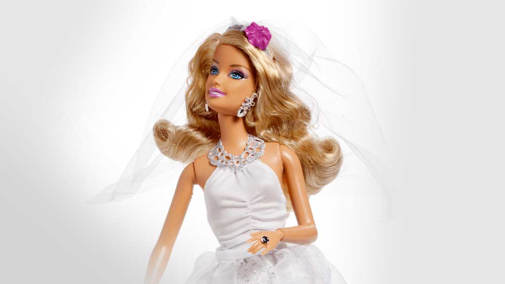 ১৩। প্রথম স্ত্রীর মৃত্যুর ২০ বছর পরে তাইওয়ানের ৪৬ বছর বয়সি চাং-সি-সুম বিয়ে করেছেন বার্বি ডলকে। এ ভাবেই তিনি নাকি শান্ত করেছেন তাঁর প্রয়াত স্ত্রীর আত্মাকে। (প্রতীকী চিত্র)