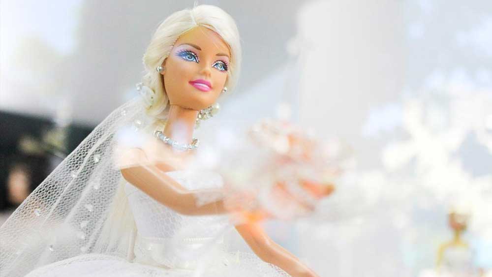 তবে এই ২০ বছরও তিনি একা ছিলেন না। প্রথম স্ত্রীর মৃত্যুর পরে বিয়ে করেছিলেন এক মহিলাকেই। তার পর তাঁর শুভেচ্ছা নিয়েই নতুন জীবনসঙ্গী করেছেন বার্বি ডলকে। মানবী ও পুতুল, দুই স্ত্রীকে নিয়ে একসঙ্গেই সংসার করেন তিনি। (প্রতীকী চিত্র)