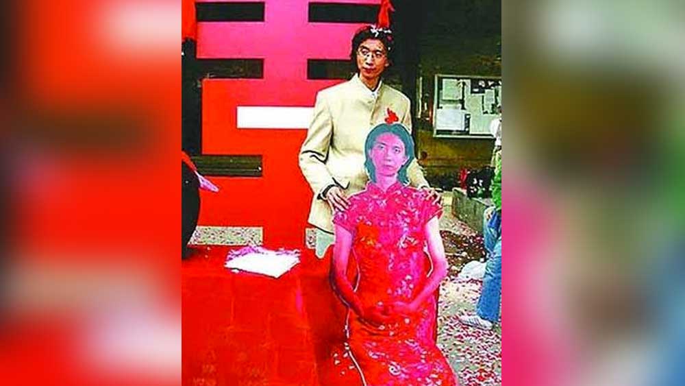 চিনের গুংঝাউ প্রদেশের বাসিন্দা লিউ ইয়ে বিয়ে করেছেন তাঁর নিজের ছবিকেই। সেই ছবিতে তিনি আবার দাঁড়িয়ে আছেন বিয়ের পোশাকেই।
