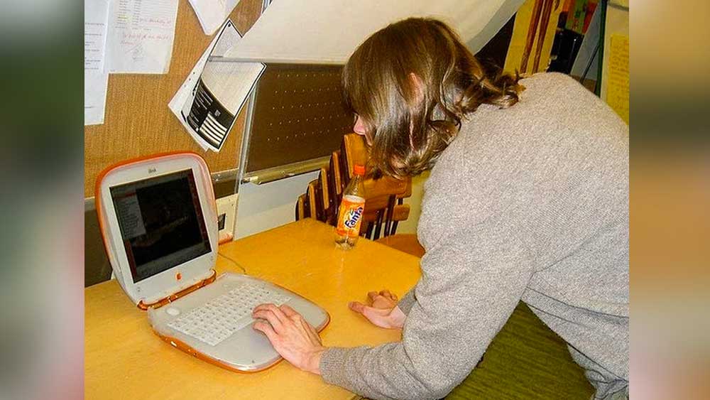 ৩৫ বছর বয়সি বিল রিফকা মনোবিজ্ঞানের ছাত্র। তিনি বিয়ে করেছেন তাঁর আই বুক-কে। বিল জানিয়েছেন তাঁর আই বুক পুরুষ। তাঁর সঙ্গে তিনি সমকামী সম্পর্কে আছেন।