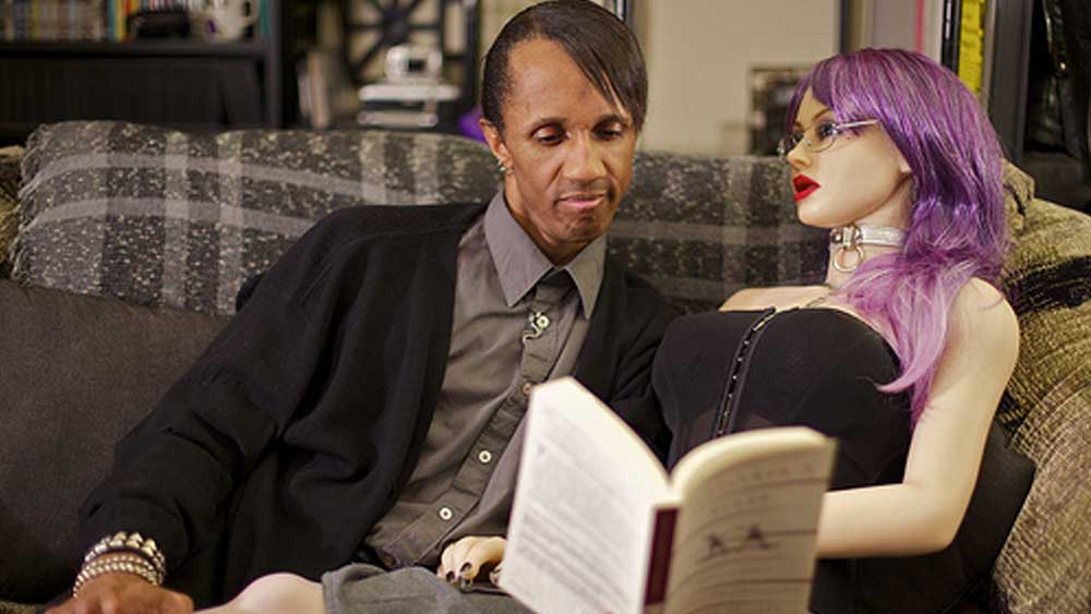 জনৈক ডেভক্যাট ২০০০ সালে বিয়ে করেছেন একটি সেক্স ডলকে। সঙ্গিনীর নাম তিনি দিয়েছেন ‘কোয়াইট’। জানিয়েছেন, মানবীর তুলনায় পুতুলকে নিয়েই তিনি খুশি।