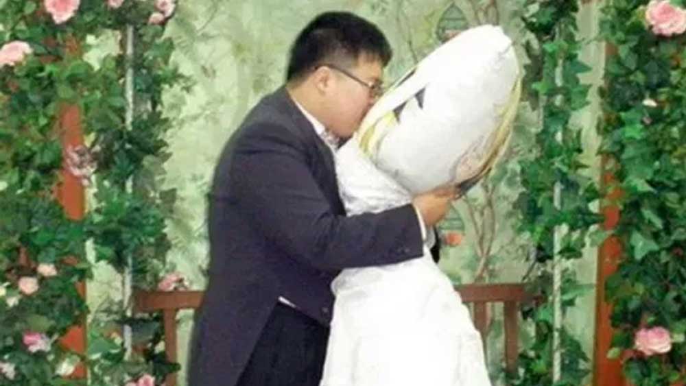 ব্রিটিশ নাগরিক এম্মা বিয়ে করেছেন তাঁর প্রিয় রেডিয়ো সেটটিকে। কোরিয়ার বাসিন্দা ২৮ বছর বয়সি লি জিং গু তাঁর জীবনসঙ্গী হিসেবে বেছে নিয়েছেন বালিশকে।