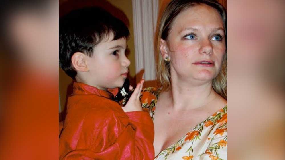 কে এই জেসিকা হাইন্স? জেসিকা এক জন ব্রিটিশ সাংবাদিক। অমিতাভ বচ্চনের জীবনকাহিনি নিয়ে একটি বই লিখে জনপ্রিয় হন জেসিকা। বইয়ের নাম, ‘লুকিং পর দ্য বিগ বি: বলিউড, বচ্চন অ্যান্ড মি’।