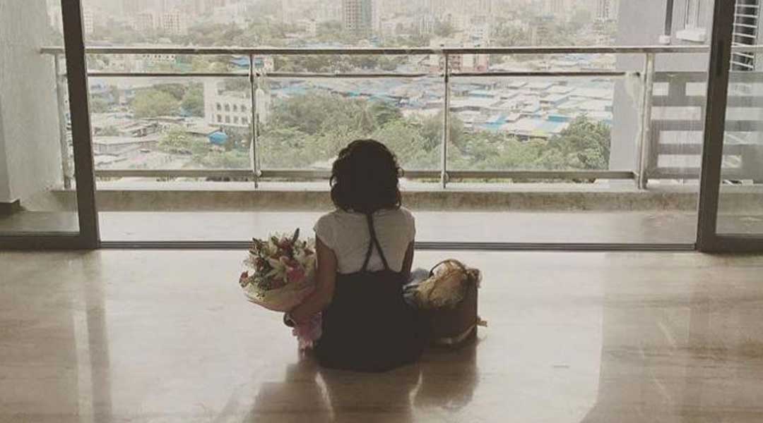 পরে সাফল্য ছুঁয়ে এই মুম্বইয়েই নিজের অ্যাপার্টমেন্ট কিনে নেন। আর নিজের ইচ্ছামতো তাকে সাজিয়ে পরিণত করেছেন ‘সুইট হোম’-এ। সম্প্রতি অ্যাপার্টমেন্টের ইন্টিরিয়রের ছবি শেয়ারও করেছেন নায়িকা।