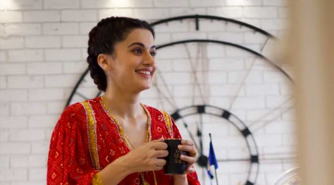 তাপসীর লিভিং রুমের সাদা ইটের দেওয়ালে রয়েছে একটি বিশালাকার ঘড়ি। ইউরোপীয় ঘরানার এই ঘড়ি ছবি তোলার জন্য আদর্শ।