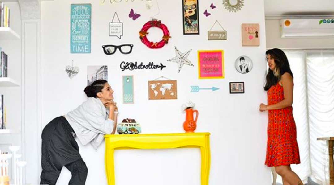 অন্য একটি দেওয়াল সাজিয়েছেন নানা ছবি দিয়ে। চশমা, প্রজাপতির ঝাঁক, তারামাছ- এমন নানা ছবি রয়েছে সেখানে। রয়েছে পজিটিভ কিছু লেখাও।