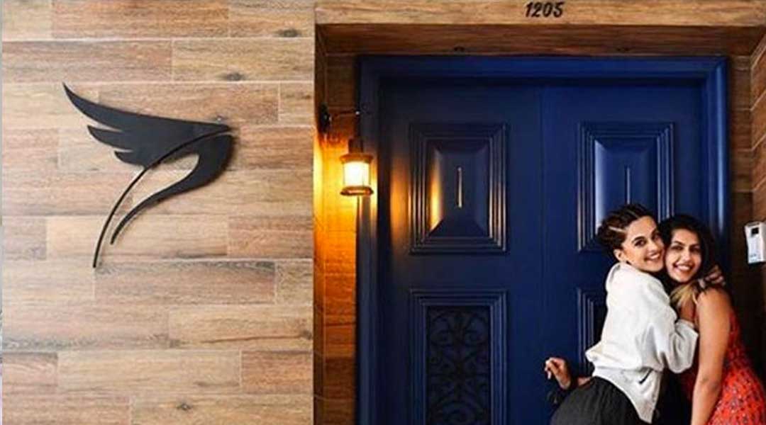 আর তাপসীর অ্যাপার্টমেন্টের সবচেয়ে সুন্দর হল প্রবেশদ্বার। প্রবেশদ্বারে নেম প্লেটের বদলে একটি পাখির লোগো লাগিয়েছেন। উচ্চাকাঙ্খার কথা মাথায় রেখেই এই লোগো।