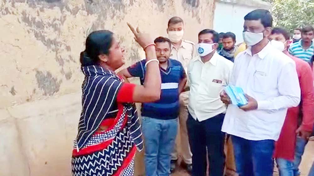 Demonstration in front of MLA in Bardhamn