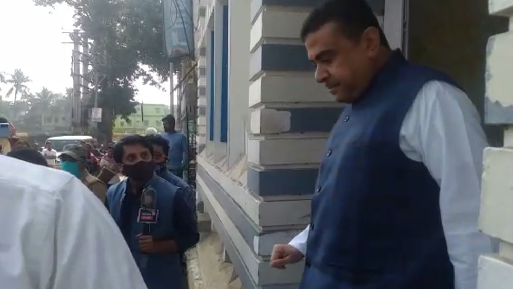 কেন্দ্রীয় স্বরাষ্ট্রমন্ত্রী অমিত শাহর মেদিনীপুরের সভার উদ্দেশ দুপুর ১২টা নাগাদ রওনা দেন শুভেন্দু অধিকারী। কাঁথির ‘শান্তিকুঞ্জ’ থেকে সোজা চলে যান মেদিনীপুর কলেজ মাঠে।