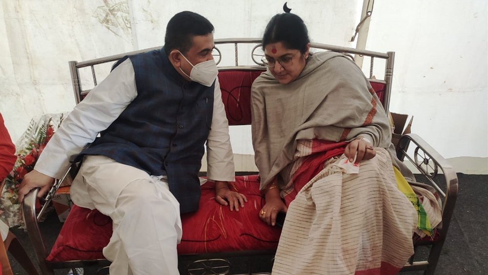 তখনও অমিত শাহ পৌঁছননি। মঞ্চে ওঠার আগে হুগলির সাংসদ লকেট চট্টোপাধ্যায়ের সঙ্গে বেশ কিছুক্ষণ কথা বলেন শুভেন্দু অধিকারী।