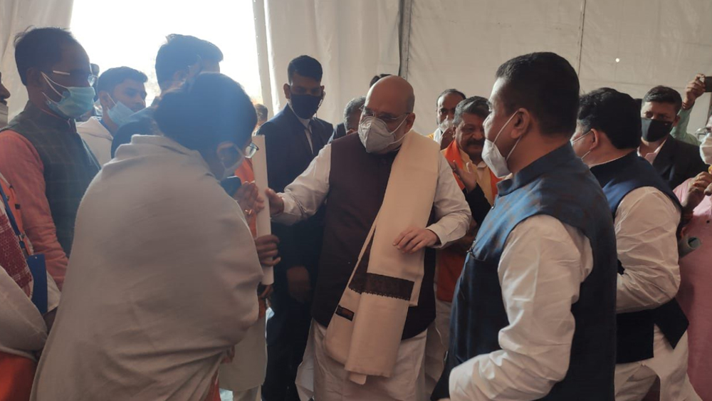 অমিত শাহ সভাস্থলে এসে পৌঁছান দুপুর আড়াইটে নাগাদ। লকেট চট্টোপাধ্যায় ও শুভেন্দু স্বাগত জানান অমিতকে।