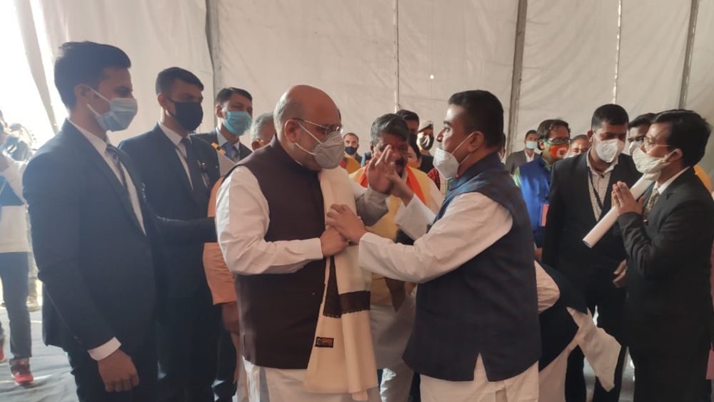 অমিত শাহকে শাল পরিয়ে দেন শুভেন্দু। এর পরেই অমিতের সঙ্গে মঞ্চে ওঠেন আনুষ্ঠানিক ভাবে বিজেপিতে যোগদানের জন্য।