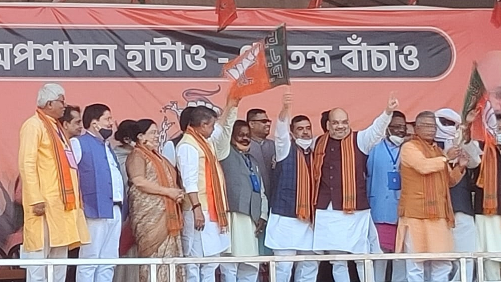 বহু জল্পনার আনুষ্ঠানিক অবসান। শুভেন্দু অধিকারীর হাতে বিজেপির পতাকা তুলে দিলেন অমিত শাহ।