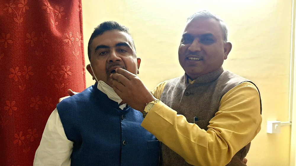 বিজেপিতে যোগ দেওয়ার পরে মিষ্টি মুখ পর্ব। শুভেন্দুকে মিষ্টি খাইয়ে স্বাগত জানান বিজেপির সর্বভারতীয় সহ-সম্পাদক (সংগঠন) শিবপ্রকাশ।