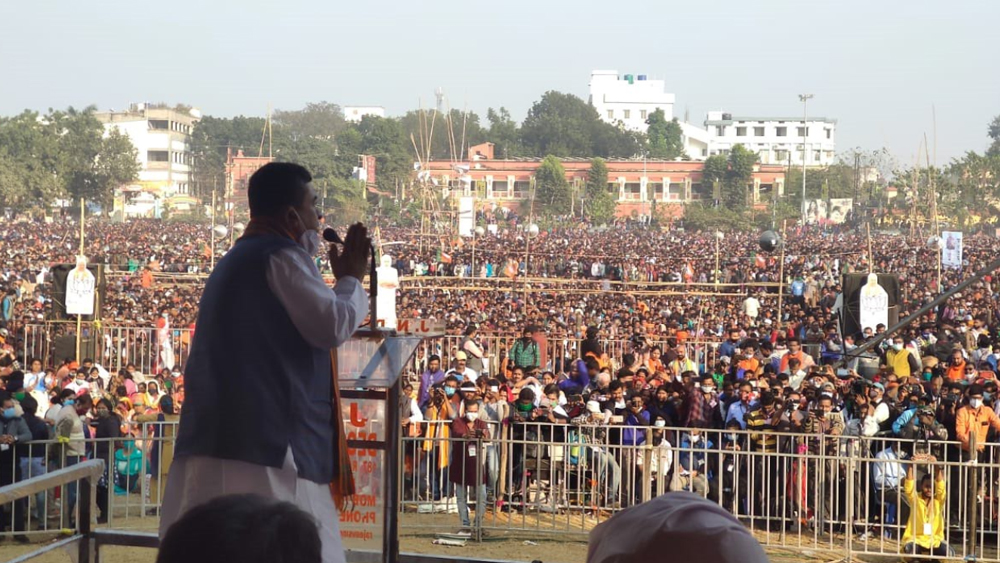 তিনি মনেপ্রাণে চান, কলকাতা এবং দিল্লিতে এক সরকার থাকুক। মেদিনীপুরের মঞ্চ থেকে বলেন শুভেন্দু অধিকারী।