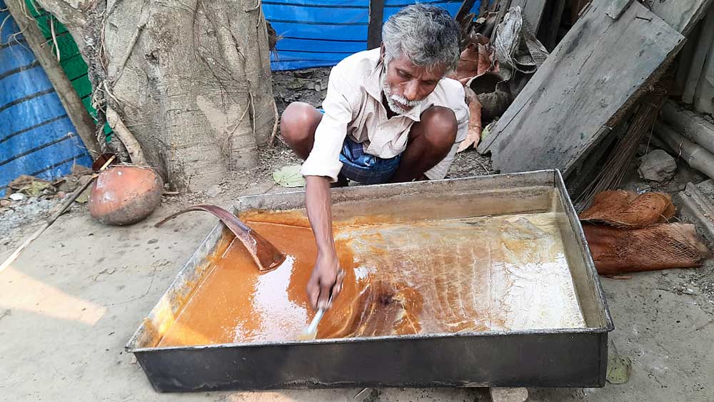 চলছে খেজুর গুড় তৈরির কাজ। নিজস্ব চিত্র।