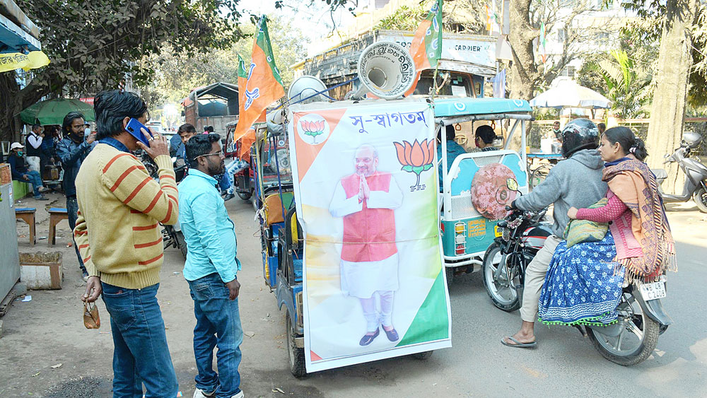 প্রচার: অমিত শাহের সফরের প্রচার বোলপুরে। নিজস্ব চিত্র