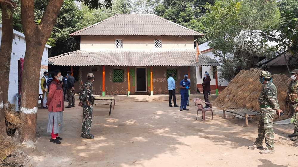 শনিবার অমিত খাওয়াদাওয়া করলেন পশ্চিম মেদিনীপুরের শালবনির কর্ণগড় ১০ নম্বর পঞ্চায়েতের বালিজুড়ি গ্রামের সনাতন সিংহের বাড়িতে।