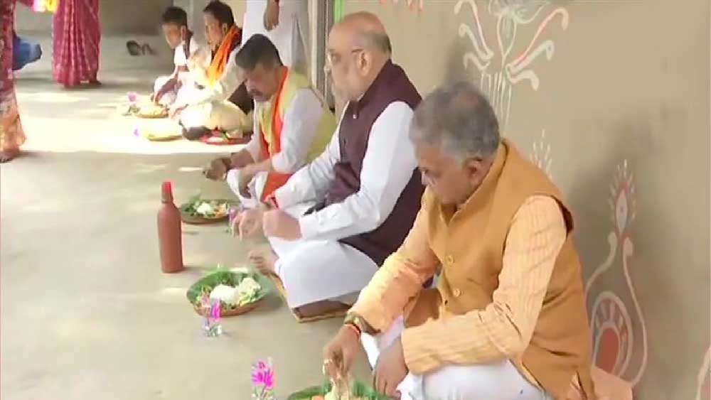 সনাতনের মা এবং স্ত্রীই আজ রান্না করেছিলেন দেশের স্বরাষ্ট্রমন্ত্রীর জন্য। অমিত নিরামিষাশী। তাই তাঁর জন্য বিভিন্ন নিরামিষ পদ রান্না করা হয়েছিল।