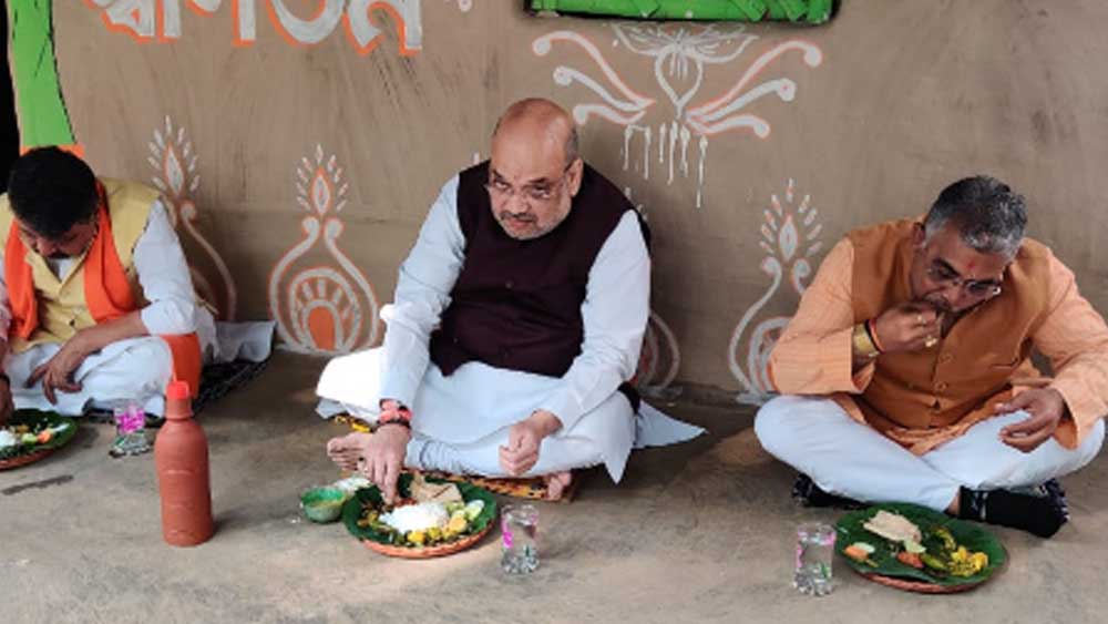 সনাতন ও তাঁর পরিবার অমিত, দিলীপ, কৈলাস, মুকুলদের খেতে দিয়েছিলেন মাটির থালার উপর কলাপাতায়।