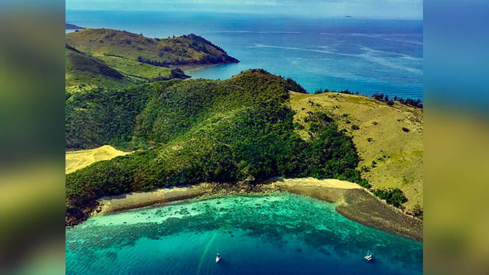 তার পর থেকেই ঝামেলার সূত্রপাত। অভিযোগ, চিনা সংস্থার হাতে দ্বীপটি আসার পর থেকেই ওই একখণ্ড ভূস্বর্গে অস্ট্রেলিয়ার নাগরিকদের প্রবেশ বন্ধ হয়ে গিয়েছে। স্থানীয় বাসিন্দাদেরও বসতি ছেড়ে উঠে যেতে বাধ্য করা হচ্ছে।
