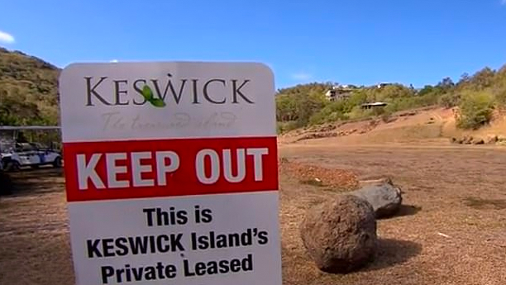 দ্বীপের ওই অংশটিতে ঢোকার মুখে নানা ধরনের হোর্ডিংও লাগানো হয়েছে। তাতে লিজ নেওয়া অংশে সাধারণের প্রবেশ নিষেধ বলে লেখা রয়েছে। স্থানীয়দের সেখান থেকে দূরে থাকতে বলা হয়েছে।