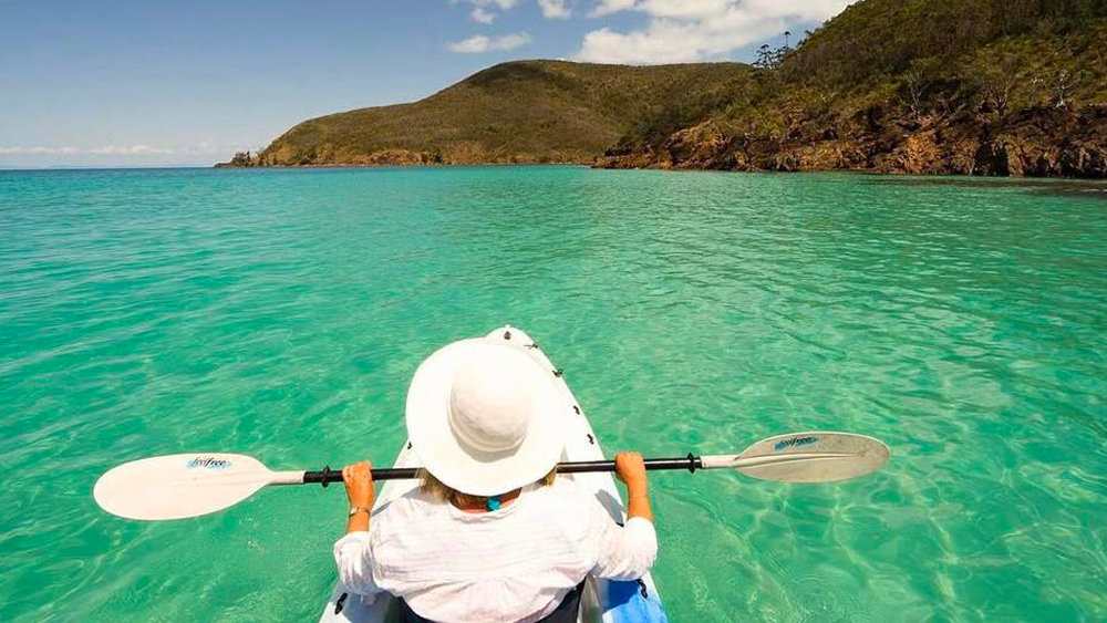 স্থানীয়দের অভিযোগ, লিজে দ্বীপের দখল নিলেও, সেটি সরকারি সম্পত্তির আওতায় পড়ে। সে ক্ষেত্রে অস্ট্রেলিয়ার সাধারণ মানুষের প্রবেশ আটকানোর কোনও ক্ষমতা নেই। কিন্তু সবকিছু দেখে মনে হচ্ছে, শুধুমাত্র এশিয়ার ধনকুবেরদের জন্যই দ্বীপটি আগলে রাখা হচ্ছে, যাতে তাঁরা নিভৃতে বেড়াতে পারেন এবং চিন মুনাফা তোলে।