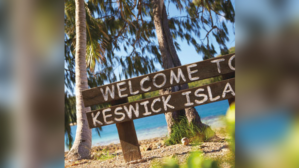 কিন্তু পর্যটনের দোহাই দিয়ে দ্বীপের একটি বড় অংশের দখল নিলেও, বিধিনিষেধের জেরে গত এক বছরে সেখানে পর্যটক সমাগমও সে ভাবে চোখে পড়েনি বলে জানিয়েছেন স্থানীয়রা। অস্ট্রেলিয়ার অনেক নাগরিকেরই সেখানে বাড়ি রয়েছে। সেগুলি হোটেল বা রিসর্ট হিসেবে কাজে লাগান তাঁরা। পর্যটকদের নজর কাড়তে এয়ারবিএনবি-র মতো ওয়েবসাইটে বিজ্ঞাপনও দেন। কিন্তু তার উপর নিষেধাজ্ঞা বসিয়েছে ওই চিনা সংস্থা। যে কারণে গত সেপ্টেম্বের থেকে সেখানে মাছি তাড়ানোর মতো অবস্থা।