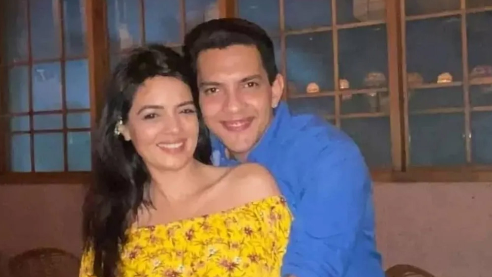 বিক্রম ভট্টের পরিচালনায় ‘শাপিত’ মুক্তি পেয়েছিল ২০১০ সালে। এই ছবির নায়ক ছিলেন আদিত্য। বিপরীতে নায়িকা ছিলেন শ্বেতা। শ্যুটিং চলতে চলতেই আলাপ গড়িয়ে গেল মন দেওয়া নেওয়ায়। তবে দু’জনে তাঁদের প্রেম গোপন রেখেছিলেন এক দশক ধরে। বরং, আদিত্যর নাম জড়িয়ে যায় নেহা কক্করের সঙ্গে।