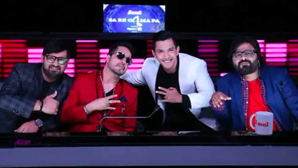 ২০১৬ সালে আবার ‘সা রে গা মা পা’-র সঞ্চালক হয়ে ফিরে আসেন আদিত্য। সেই মরসুমে গ্র্যান্ড ফিনালে-এর টিআরপি রেকর্ড মাত্রা স্পর্শ করেছিল। ছাপিয়ে গিয়েছিল ‘সা রে গা মা পা চ্যালেঞ্জ ২০০৯’-এর গ্র্যান্ড ফিনালে-এর রেকর্ডও।