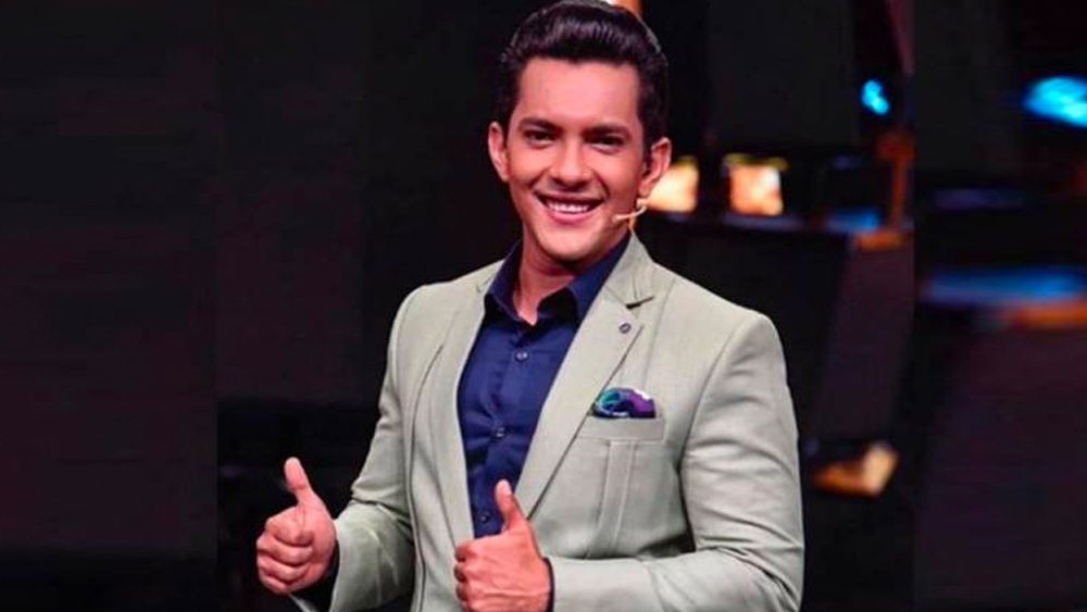 চলতি বছর ‘ইন্ডিয়ান আইডল’-এর দ্বাদশ মরশুমে আদিত্যের সঞ্চালনা ছিল দর্শকদের পছন্দের শীর্ষে। এই শো-এ গায়িকা নেহা কক্করের সঙ্গে আদিত্যর সম্পর্ক নিয়ে গুঞ্জন তীব্র হয়েছিল।