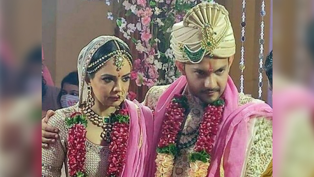 অতিমারির নিয়মবিধি মেনে আদিত্যর বিয়ের আসরেও নিমন্ত্রিত ছিলেন খুব কম। পরিজন এবং ঘনিষ্ঠ বন্ধুবান্ধবদের সামনে মুম্বইয়ের ইসকন মন্দিরে সাতপাকে বাঁধা পড়লেন আদিত্য-শ্বেতা।