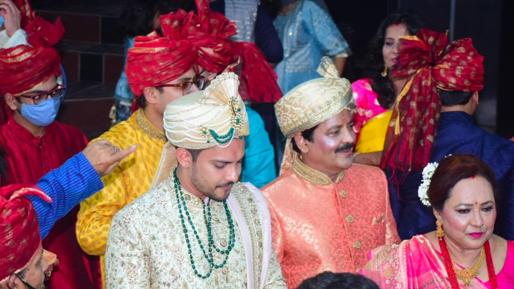 অতিমারির সময় হলেও বিয়ের রীতিনীতি পালনে কোনও খামতি ছিল না। উদিত এবং দীপার নাচে জমে গিয়েছিল বরযাত্রীদের শোভাযাত্রা।