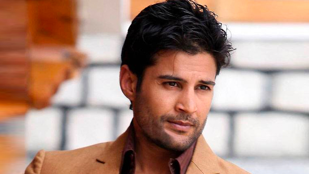 ভারতীয় সেনার লেফটেন্যান্ট কর্নেল সি এল খাণ্ডেলওয়াল এবং বিজয়লক্ষ্মী খাণ্ডেলওয়ালের মেজো ছেলে রাজীবের জন্ম ১৯৭৫ সালের ১৬ অক্টোবর। তাঁরা ছিলেন রাজস্থানের পুরনো মারোয়াড়ি পরিবার। জয়পুরের কেন্দ্রীয় বিদ্যালয়ের পরে তিনি আমদাবাদের সেন্ট জেভিয়ার্স কলেজ থেকে রসায়নে স্নাতক স্তরের পড়াশোনা করেন।