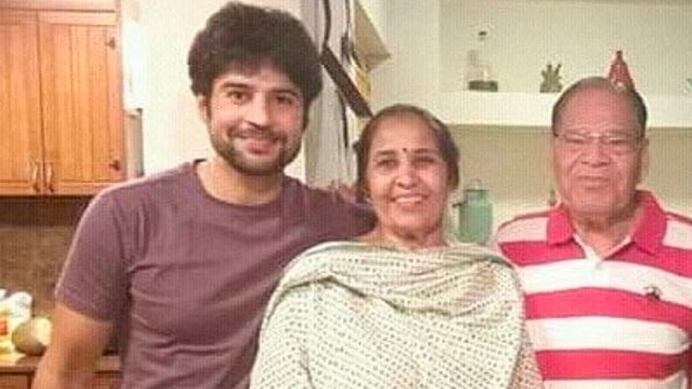 অভিনয় ভাল লাগতে শুরু করে তৃতীয় শ্রেণিতে পড়ার সময় থেকেই। একটি নাটকে তাঁর অভিনয় প্রশংসিত হয়েছিল। এর পর নবম শ্রেণিতে পড়ার সময় পঞ্জাব দূরদর্শনের অডিশনের জন্য তিনি মনোনীত হন। কিন্তু তার জন্য ৩ মাস থাকতে হত আউটডোরে। ফলে অনুমতি পাননি বাড়ি থেকে।