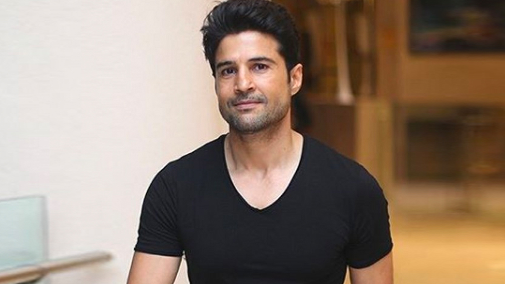 পরিবারের সঙ্গে দ্বন্দ্ব জারি ছিল কলেজজীবনেও। রাজীব তাঁর কেরিয়ার নিয়ে দোলাচলে ভুগছিলেন বলে ক্ষুব্ধ হন তাঁর বাবা-মা। তাঁদের সঙ্গে বিবাদের জেরে শেষে বাড়ি ছেড়ে চলে যান রাজীব। থাকতে শুরু করেন দিল্লিতে এক আত্মীয়ের বন্ধুর ফ্ল্যাটে, কয়েক জন ড্রাইভারের সঙ্গে।