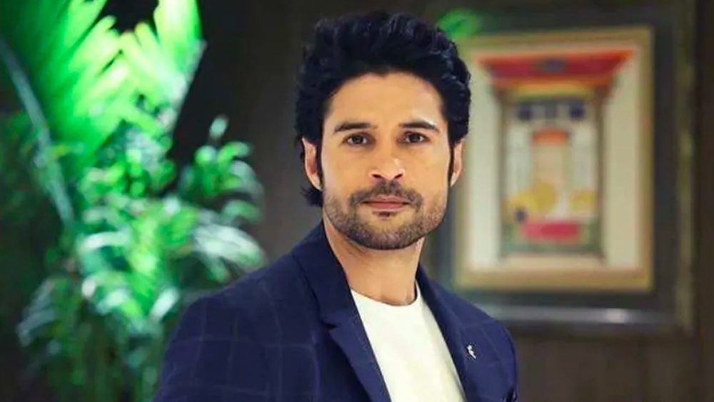 দিল্লিতেই একটি প্রোডাকশন সংস্থার সঙ্গে যোগাযোগ হয় রাজীবের। ক্যামেরার পিছনে কাজ শুরু করেন তথ্যচিত্রে। পাশাপাশি সুযোগ পান বিজ্ঞাপনে মডেলিংয়েরও। সে সময় দীর্ঘ দিন পরিবারের সঙ্গে তাঁর সম্পর্ক ছিল না। বাড়ি ছাড়ার ৩ বছর পরে রাজীবের প্রথম তথ্যচিত্র ‘সমর্পণ’ সম্প্রচারিত হয় দূরদর্শনে। তার পর তিনি আবার যোগাযোগ করেন বাবা মায়ের সঙ্গে। বিবাদ ভুলে নতুন করে জোড়া লাগে সম্পর্ক। তবে এ সবের অনেক আগে ১৯৯৮ সালে রাজীবের অভিনয়ে আত্মপ্রকাশ দূরদর্শনের ‘বনফুল’ সিরিয়ালে। তাঁর এই কাজের কথা এখন দর্শকরা প্রায় ভুলেই গিয়েছেন।