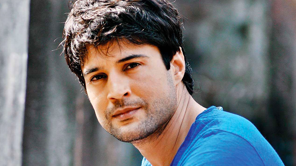 রাজীবের কাছে প্রথম বড় ব্রেক আসে ২০০২ সালে। একতা কপূরের ‘কহিঁ তো হোগা’ সিরিয়ালে তিনি সুজল গারেওয়ালের চরিত্রে অভিনয় করেন। ৬ ফুট উচ্চতার টল ডার্ক হ্যান্ডসাম ‘সুজল’ চরিত্রটি দ্রুত মন জয় করে নিয়েছিল দর্শকদের। এর পর ‘টাইম বম্ব ৯/১১’, ‘ডিল ইয়া নো ডিল’, ‘সিআইডি’, ‘লেফ্ট রাইট লেফ্ট’-সহ বেশ কিছু সিরিয়ালে অভিনয় করেন রাজীব।