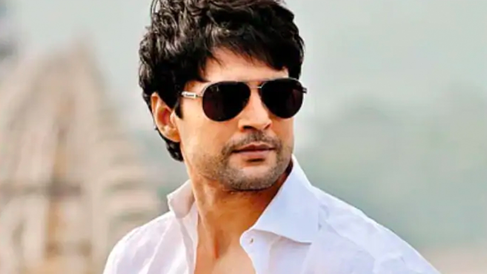 সুনামের সঙ্গে সঙ্গে কেরিয়ারের পথে জড়িয়ে গিয়েছে বিতর্কও। টিভি সিরিয়াল ‘রিপোর্টাস’-এর প্রোমোতে তাঁকে দেখা গিয়েছিল কৃতিকা কামরাকে চুম্বন করতে। উত্তরে তাঁকে চড় মেরেছিলেন কৃতিকা। এই ভিডিয়ো ছড়িয়ে পড়েছিল ঝড়ের বেগে।