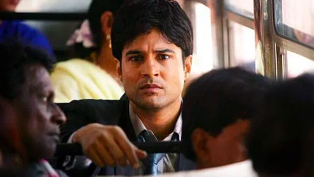 কেরিয়ারে শুরুতে এক বার প্রেমে আঘাত পেয়েছিলেন রাজীব। ২০০২ সালে দিল্লিতে তথ্যচিত্রে কাজ করার সময় তিনি নিজে একটি সংস্থা শুরু করবেন ভেবেছিলেন। তাঁর পাশে ছিলেন সেই সময়কার প্রেমিকাও। কিন্তু অভিযোগ, রাজীবের সব টাকা নিয়ে মাঝপথে সরে যান সেই তরুণী। এই প্রতারণার ধাক্কা কাটিয়ে উঠতে অনেক সময় লেগেছিল।