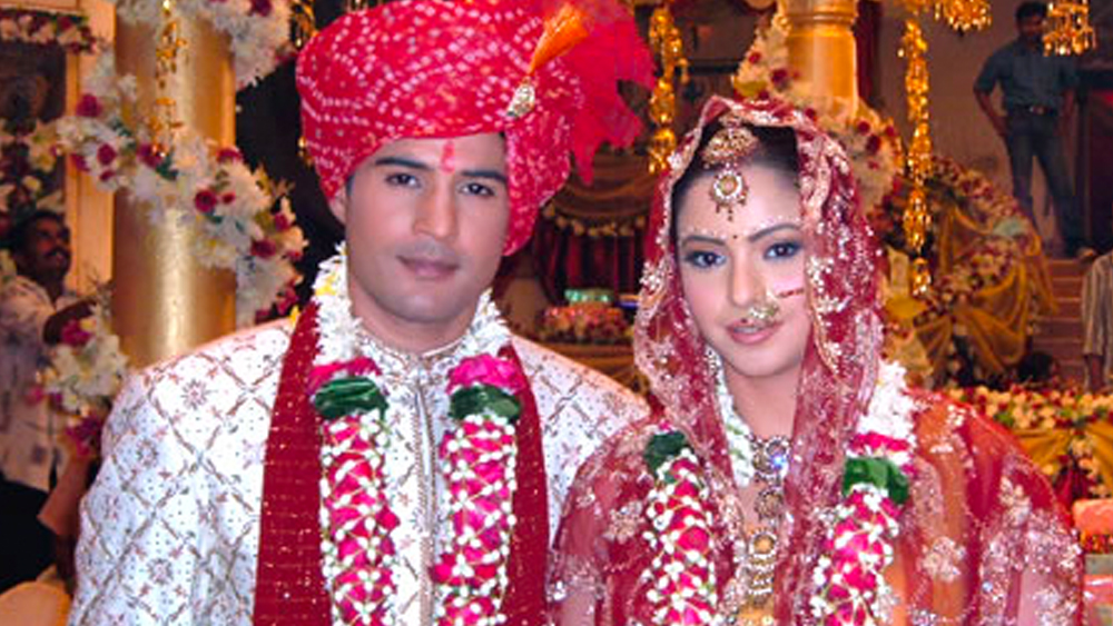 পরবর্তী সময়ে টেলি অভিনেত্রী আমনা শরিফের সঙ্গে রাজীবের প্রণয়ের সম্পর্ক নিয়ে গুঞ্জন শোনা গিয়েছিল। তবে তাঁদের প্রেম দীর্ঘস্থায়ী হয়নি। ২০১১ সালে রাজীব বিয়ে করেন প্রেমিকা মঞ্জিরী কমতিকরকে। আর্যসমাজ মতে তাঁদের বিয়ে হয়েছিল।