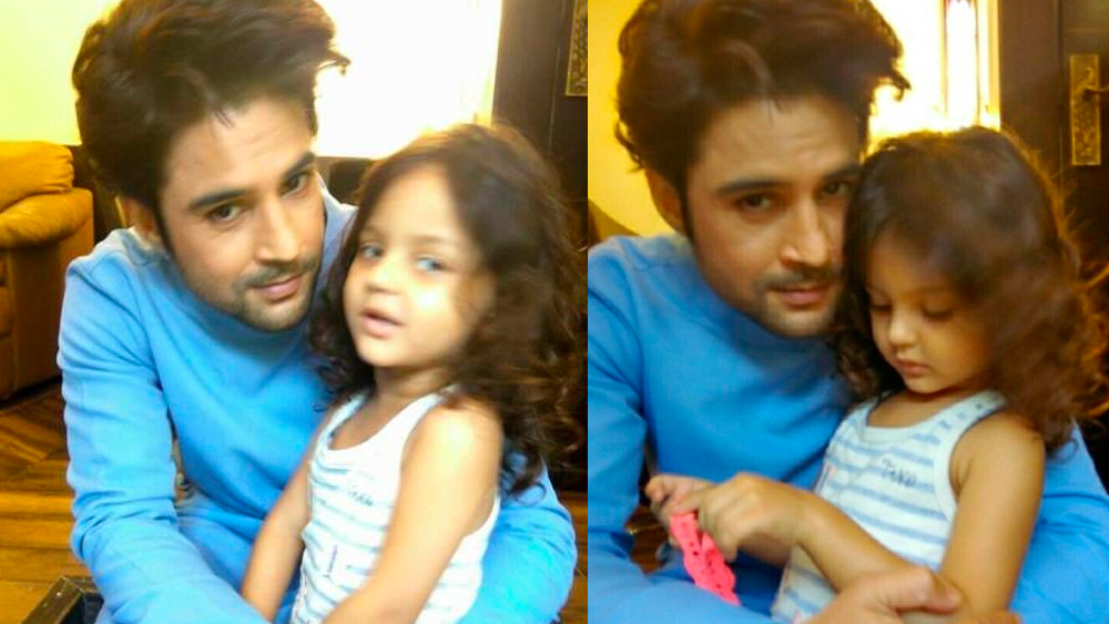 তবে রাজীবের জীবনে সবথেকে বড় চমক লুকিয়ে আছে অন্য জায়গায়। বিয়ের ৪ বছর আগেই তিনি একটি শিশুকন্যা দত্তক নেন। তাঁর নাম রেখেছেন স্বাতী।