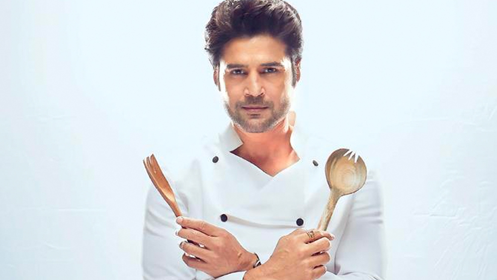 অভিনয়ের পাশাপাশি রাজীব ভালবাসেন ঘোড়সওয়ারি। এ ছাড়াও তিনি টেনিস এবং স্কোয়াশ খেলতে পছন্দ করেন। বই পড়ার সঙ্গে চলে নিয়মিত জিমে গিয়ে শরীরচর্চাও। ভোজনরসিক রাজীব মাঝে মাঝে খুন্তিও ধরেন। আমিষ খাবারের সঙ্গে বাছাই করা নিরামিষ খাবারও রয়েছে তাঁর পছন্দের তালিকায়।