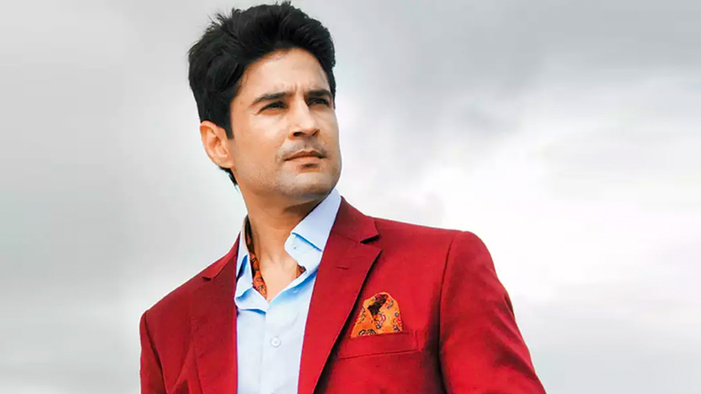 কৃতিকাকে চুম্বন বিতর্কে জড়িয়ে পড়া রাজীবই এক সময়ে পর্দায় চুম্বন দৃশ্যে সাবলীল ছিলেন না। জানিয়েছিলেন নিজেই। পরে এই জড়তা তিনি কাটিয়ে ওঠেন।