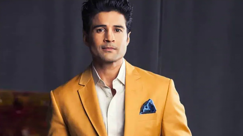 নিজের লুক নিয়েও রাজীবের মাথাব্যথা নেই। স্ত্রী মঞ্জরী বললেও তিনি পোশাক নিয়ে খুব একটা ভাবতে রাজি নন। জানিয়েছেন, যখন যা ইচ্ছে হয়, সেটাই পরেন। ভিআইপি লাইনে দাঁড়ান না। সঙ্গে থাকে না নিরাপত্তারক্ষীও।