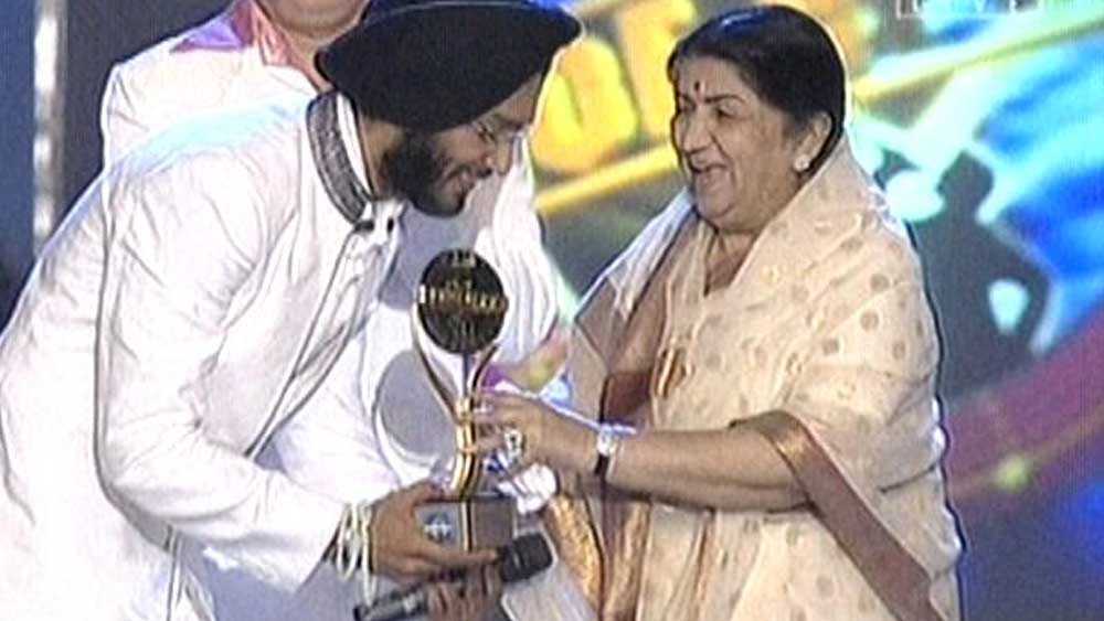 প্রতিযোগিতায় জয়ী হয়ে লতা মঙ্গেশকরের হাত থেকে পুরস্কার গ্রহণ করেন তিনি।