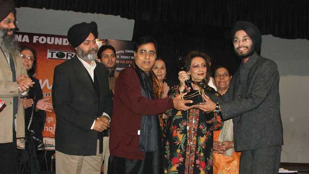 বলিউডের বিখ্যাত সঙ্গীত পরিচালক জুটি সেলিম-সুলেমান-এর সঙ্গেও কাজ করেছিলেন ইসমিত । তবে তার সঙ্গেই গুরুদ্বারেও গান করতেন তিনি।  এ ছাড়াও হংকং, ব্যাঙ্কক, মালয়েশিয়ার মতো বিভিন্ন দেশ ঘুরেও অনুষ্ঠান করছিলেন তিনি।