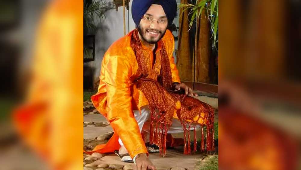 ঠিক এমনই একটি অনুষ্ঠানের জন্য মলদ্বীপে গিয়েছিলেন ইসমিত। গায়কের সঙ্গে ছিলেন ‘ভয়েস অফ ইন্ডিয়া’র কয়েক জন প্রতিযোগী।