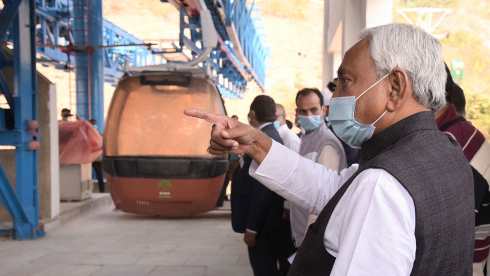 নেচার পার্কের মূল আকর্ষণ হবে কাচের সেতু। ‘সেতু’ বলা হলেও দু’টি স্থানের মধ্যে কিন্তু স‌ংযোগ রক্ষা করবে না এই কাচ-পথ।