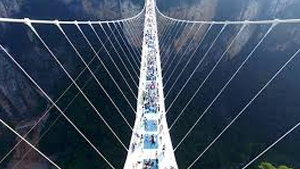 বিহারে নির্মীয়মাণ এই কাচসেতু তৈরি করা হয়েছে চিনের ঝাংজিয়াজি গ্লাস ফুটপাথের অনুকরণে।